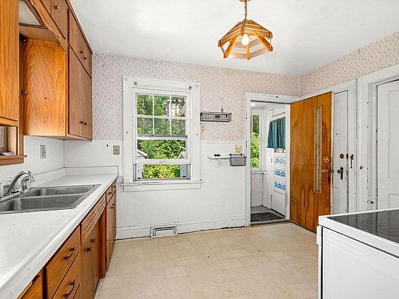5th image of 2211 W 7th St