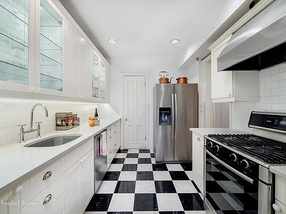 5th image of 156 E 82nd St