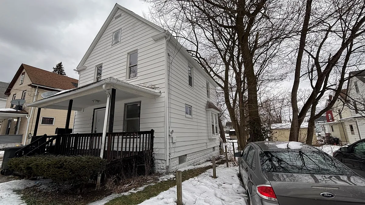 Building Photo - 1021 La Croix Ave