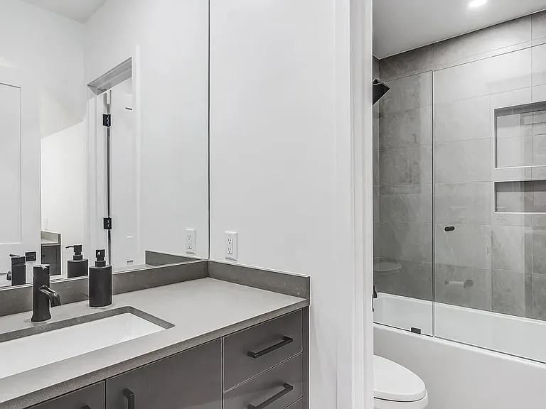 Lower Level Full Bath