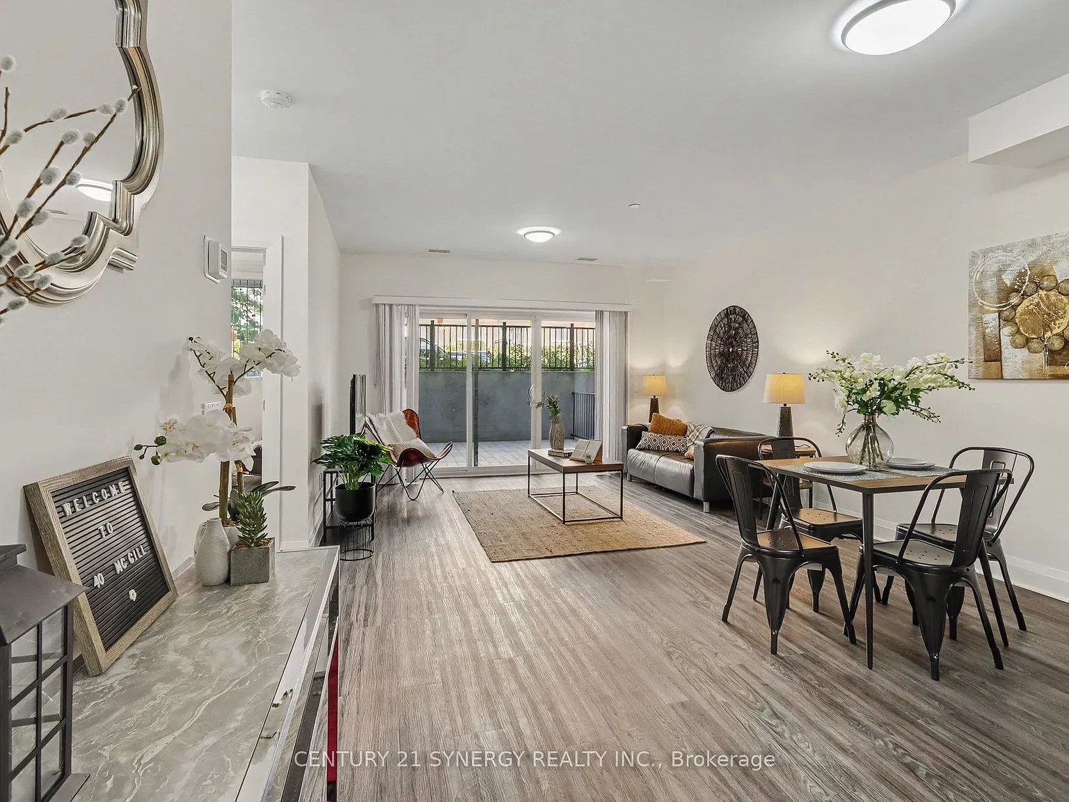 40 McGill St S — Photo 2