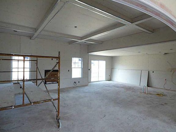 3rd image of 928 Arrow Dr