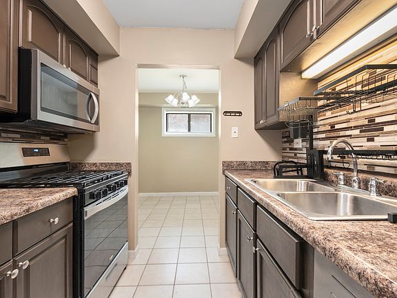 5th image of 2214 Country Club Dr APT 2
