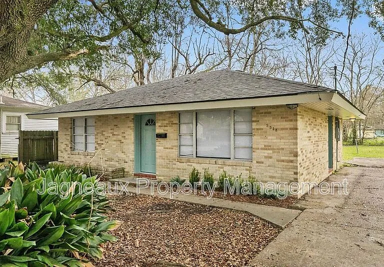 2518 Ernest St — Photo 2