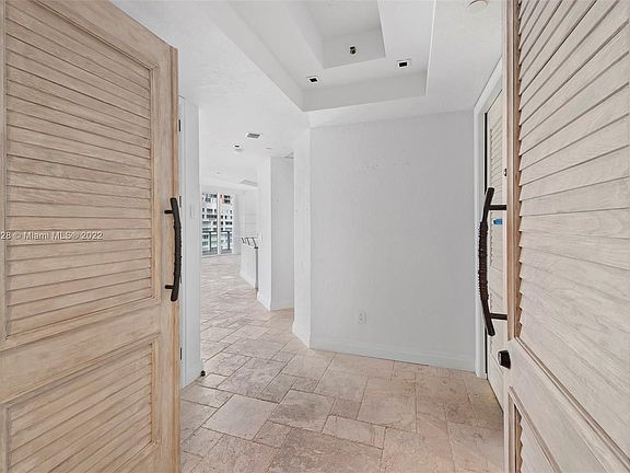 5th image of 100 S Pointe Dr #2001/02