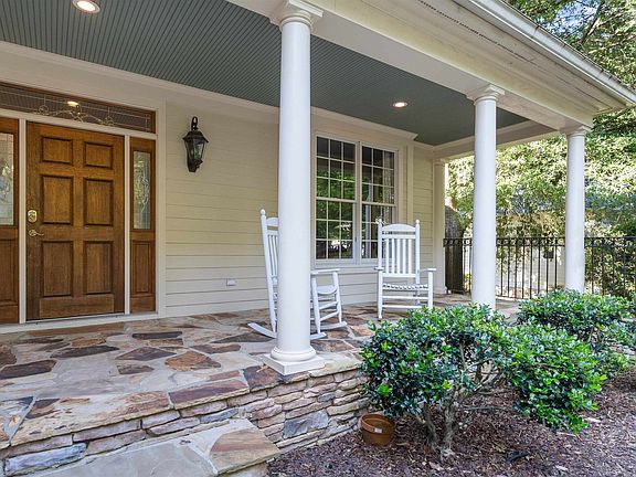 5th image of 1051 Olde Chapel Ln