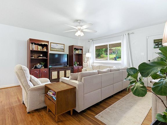 3rd image of 318 Ellis Dr