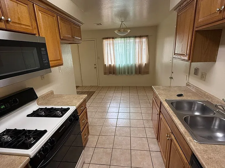 1134 Meadow Rd — Photo 2