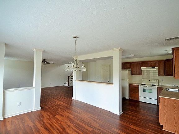 3rd image of 753 Sprucewood Dr