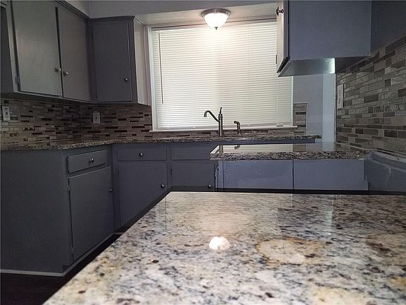 5th image of 1008 Glenn Cir