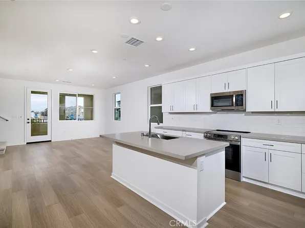 6046 Fairfax Dr, Eastvale, CA 92880
