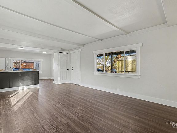3rd image of 415 E 44th St Trlr 9