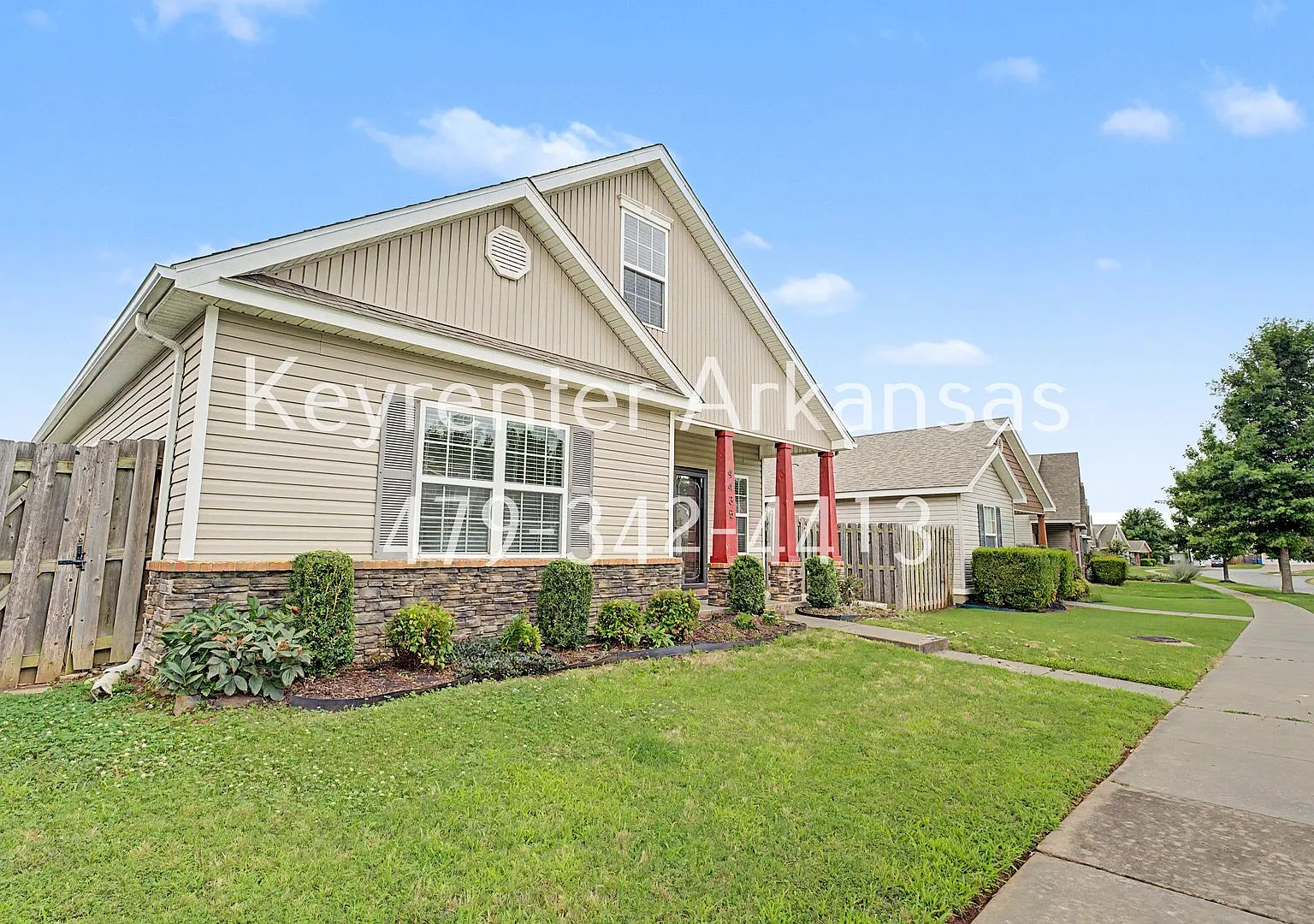 Beautiful 3 Bedroom Home with Hardwood, Tile & Spacious Kitchen — Photo 3