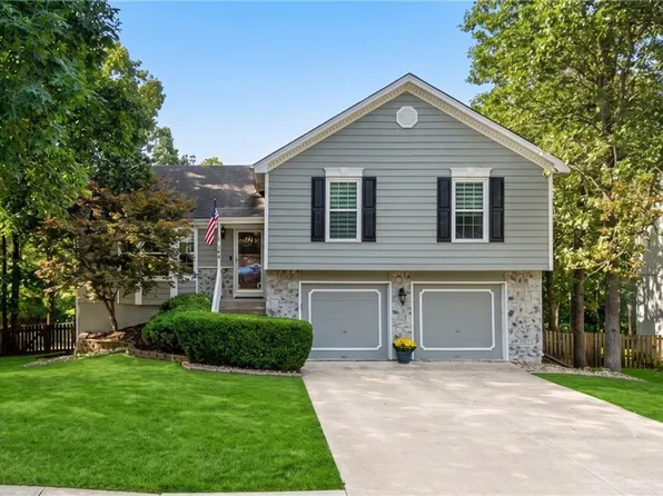 144 NW Whitlock Dr, Lees Summit, MO 64081