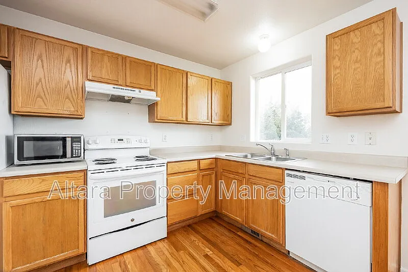 3 bed, 3.5 bath, 2106 sqft, $2,382 — Photo 4