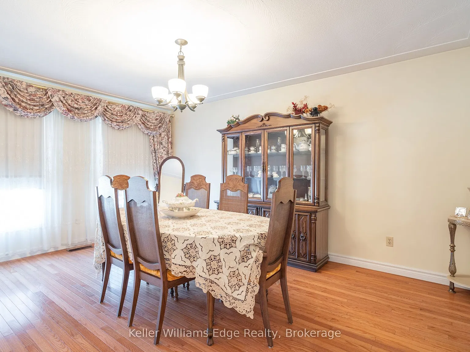 4 bed, $3,200 — Photo 2