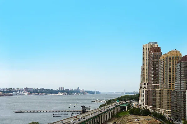 Rented by BLU Real Estate | media 20