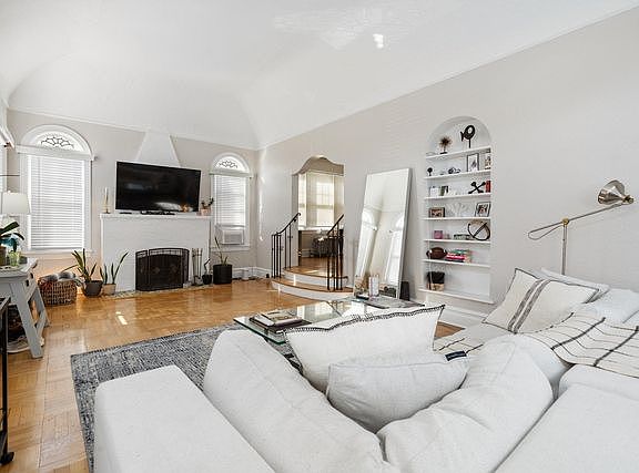 4th image of 317 W Walnut St Floor 1