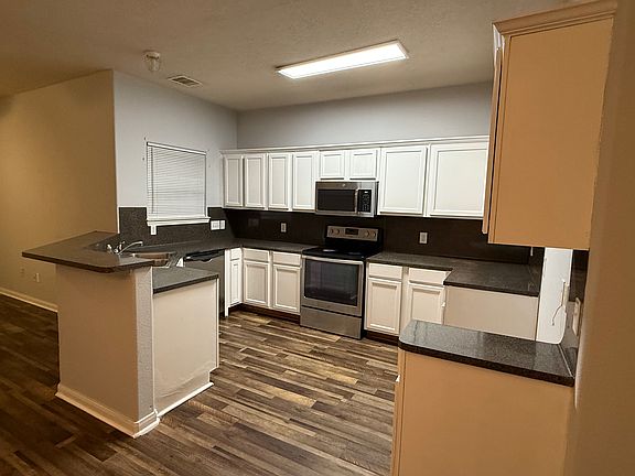 2nd image of 4207 Shelby Cir APT A