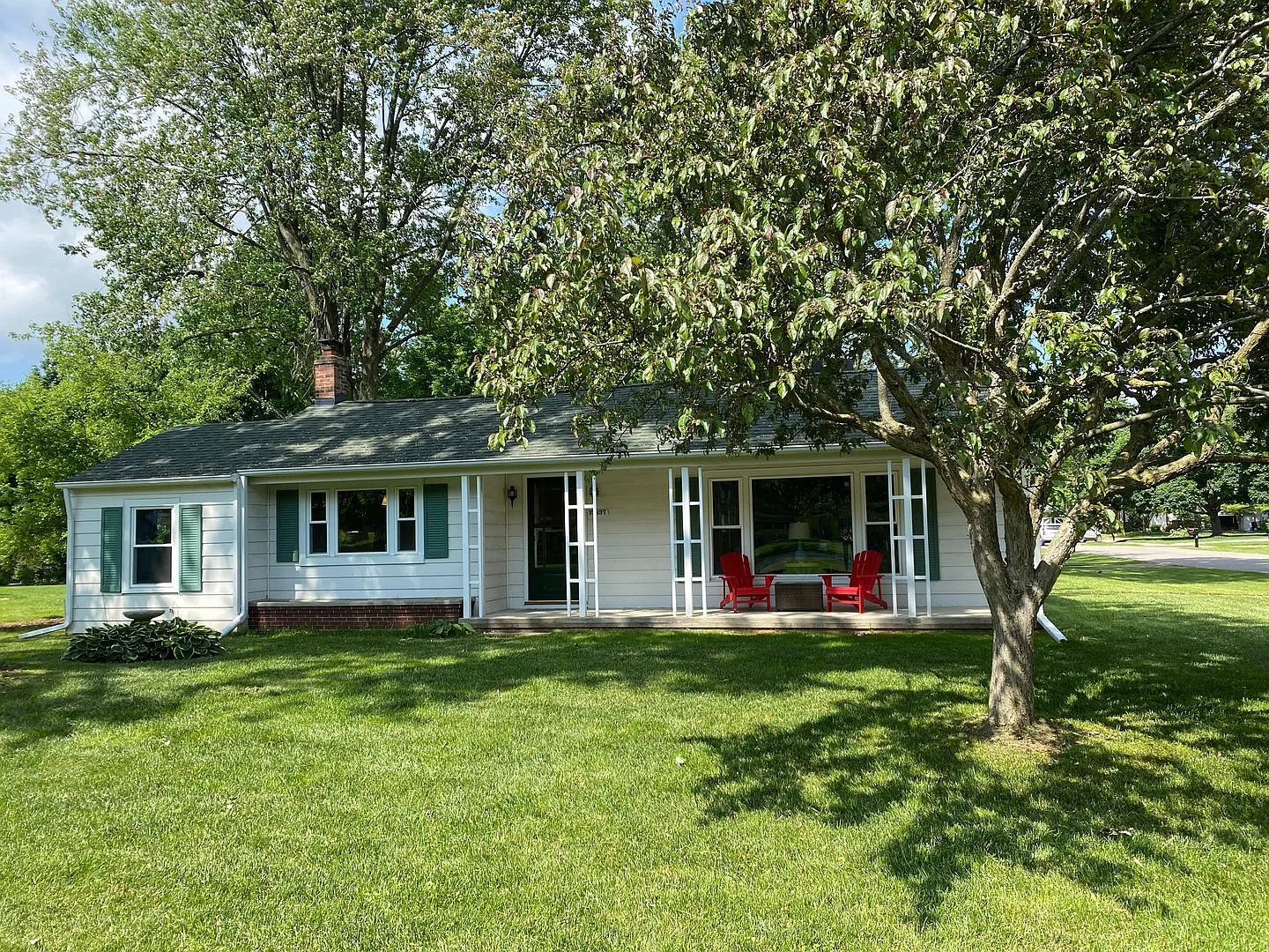 Sprawling 2 bedroom ranch in quaint village of Armada — Photo 1