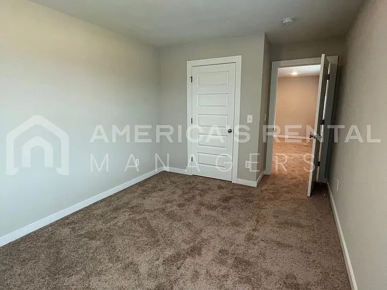 55 Kings Way — Photo 36