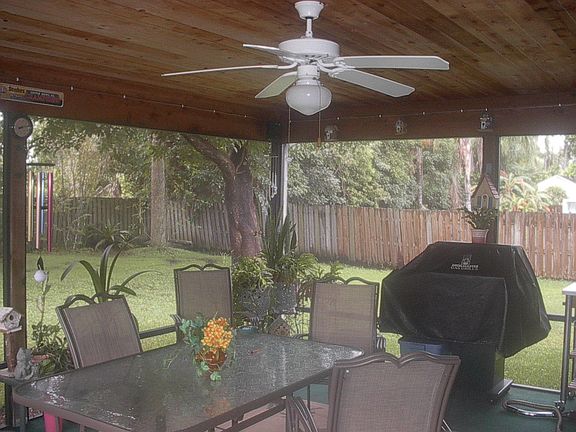 4th image of 890 SW 34th St
