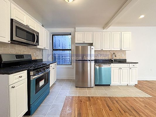 4th image of 400 Fort Washington Ave #25