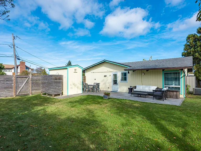 Pinetree Dr — Photo 16