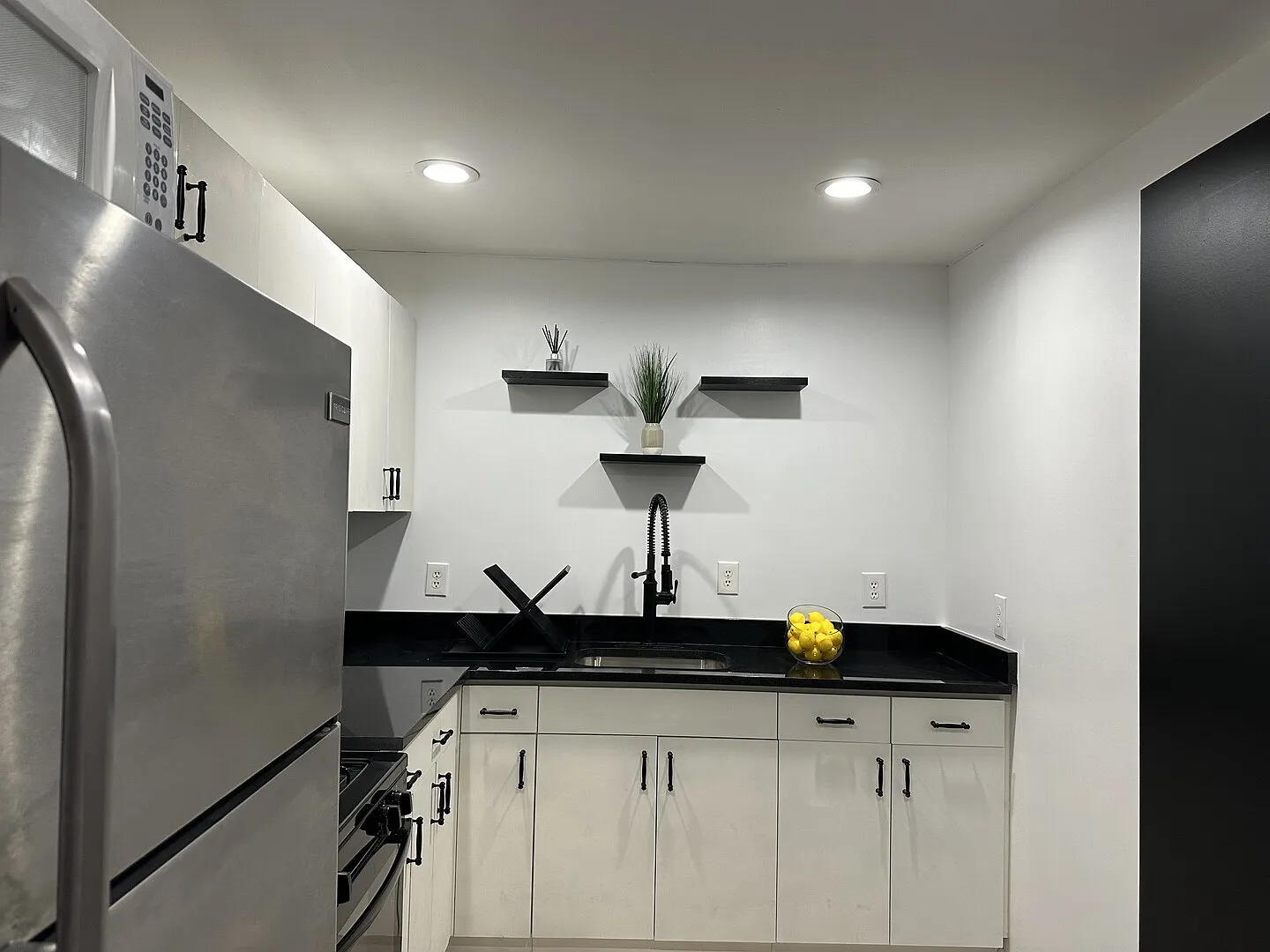 The chateau studio with kitchen and backyard — Photo 2