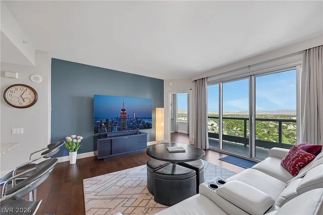 Turnberry Towers — Photo 2