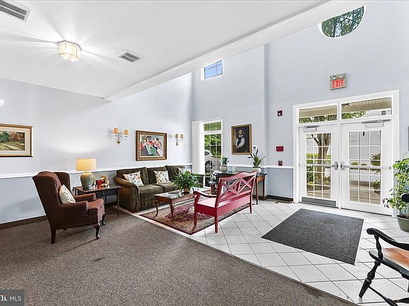 3rd image of 123 Victoria Gardens Dr #A