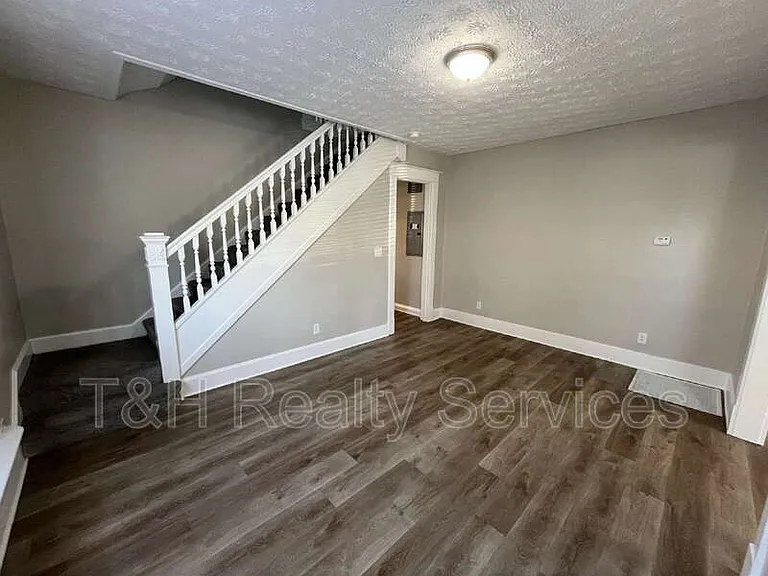 512 E 33rd St — Photo 5