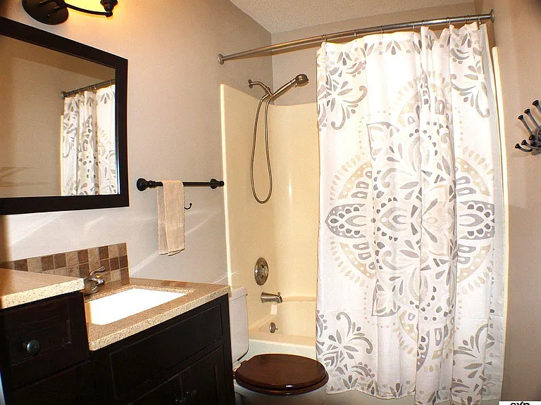 Upstairs full bath.
