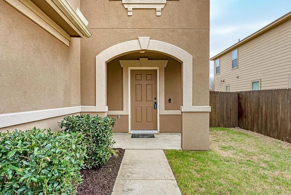 3 bed, 2.5 bath, 1808 sqft, $2,200 — Photo 4