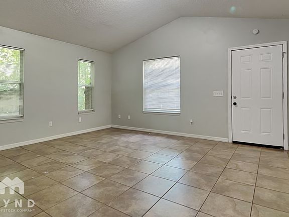 4th image of 824 Helen St