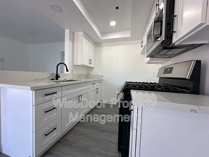 1 bed, 1.0 bath, 540 sqft, $1,995 — Photo 2