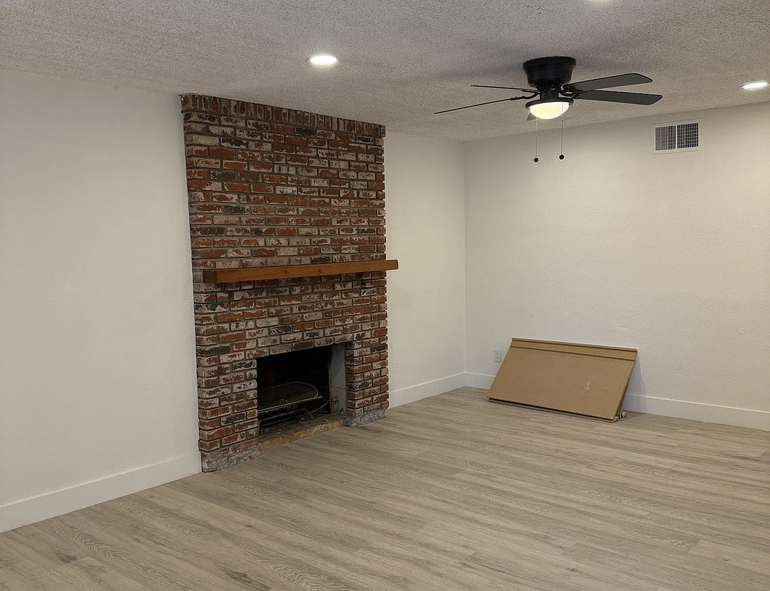 3 bed, 1211 sqft, $3,200 — Photo 2