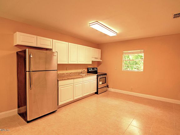 3rd image of 2885/2887 Gilmore St