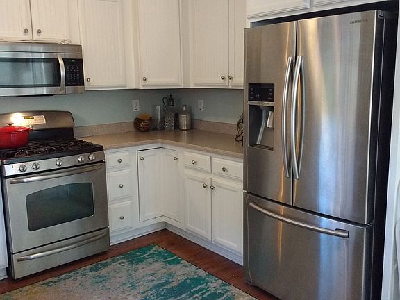 Kitchen. High end appliances. Gas.