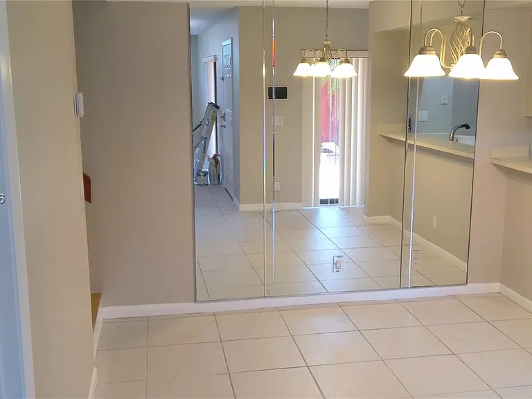 3841 Victoria Dr #14D — Photo 5