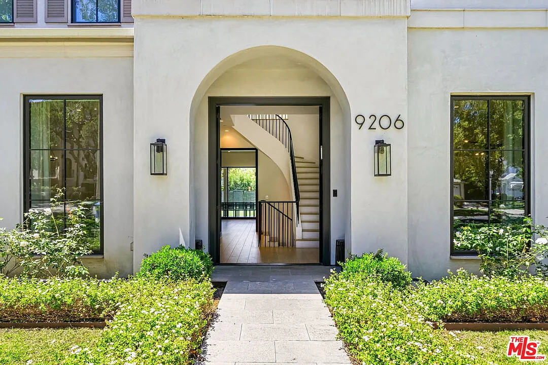 7 bed, 9.0 bath, 7797 sqft, $39,000 — Photo 2