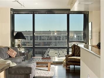 2nd image of 260 King St Unit 887