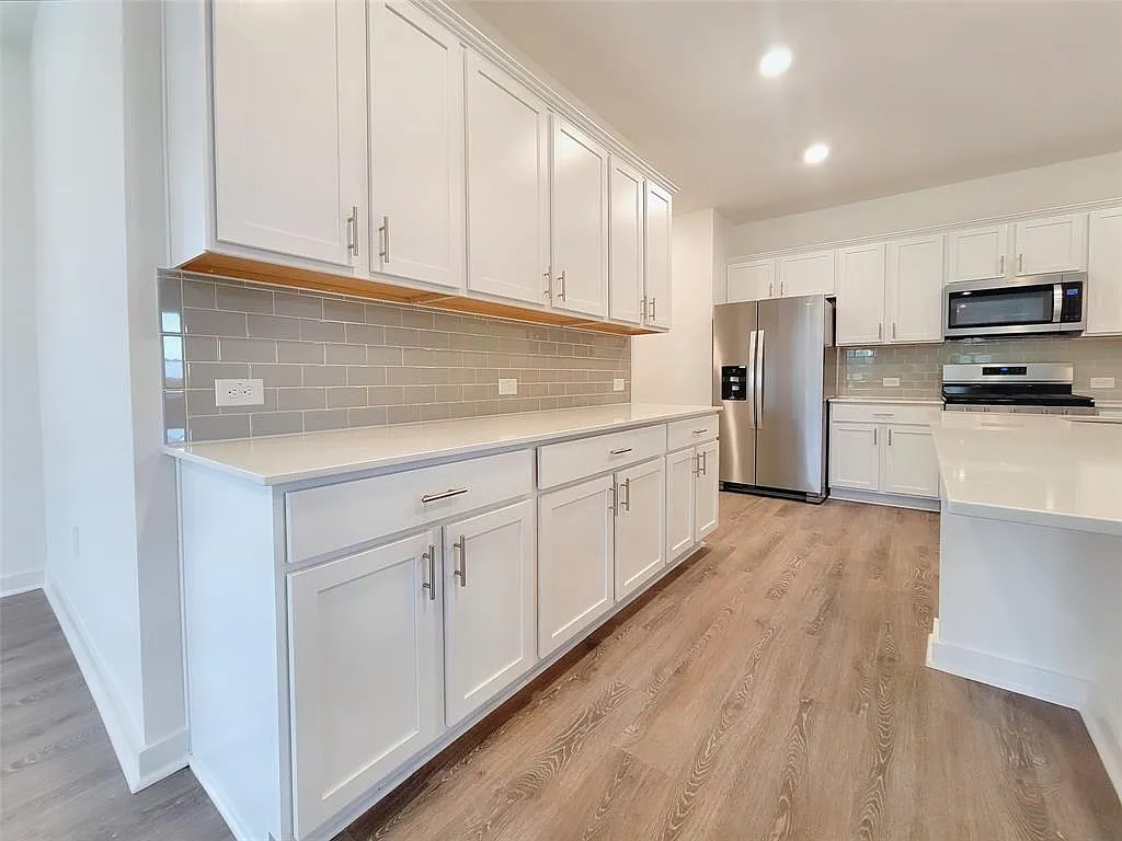 4 bed, 2.0 bath, 2125 sqft, $2,585 — Photo 3