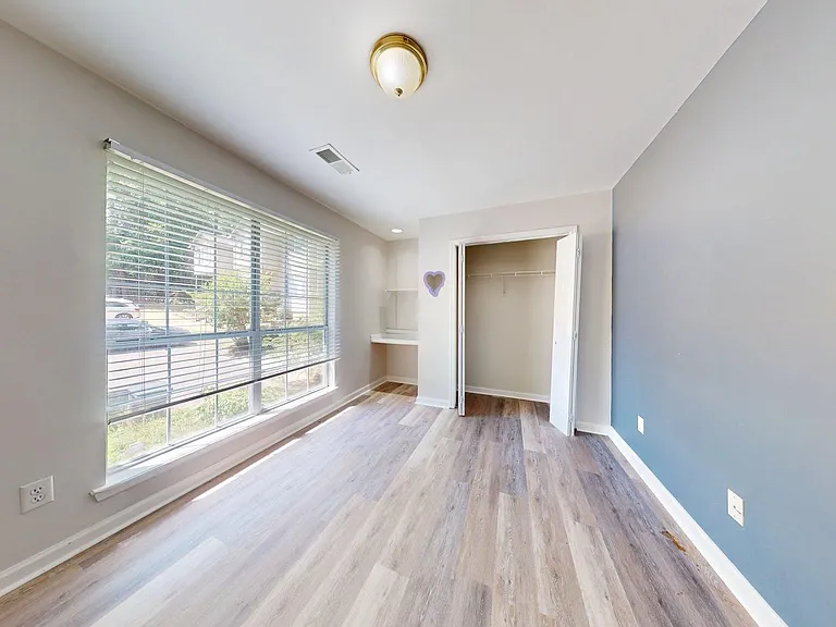 500-502 Greentree Ter — Photo 2