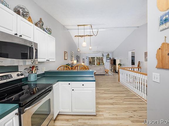4th image of 4916 Castle Hill Ct NE
