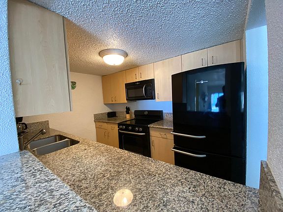 5th image of 101 La Grande Prince Co St