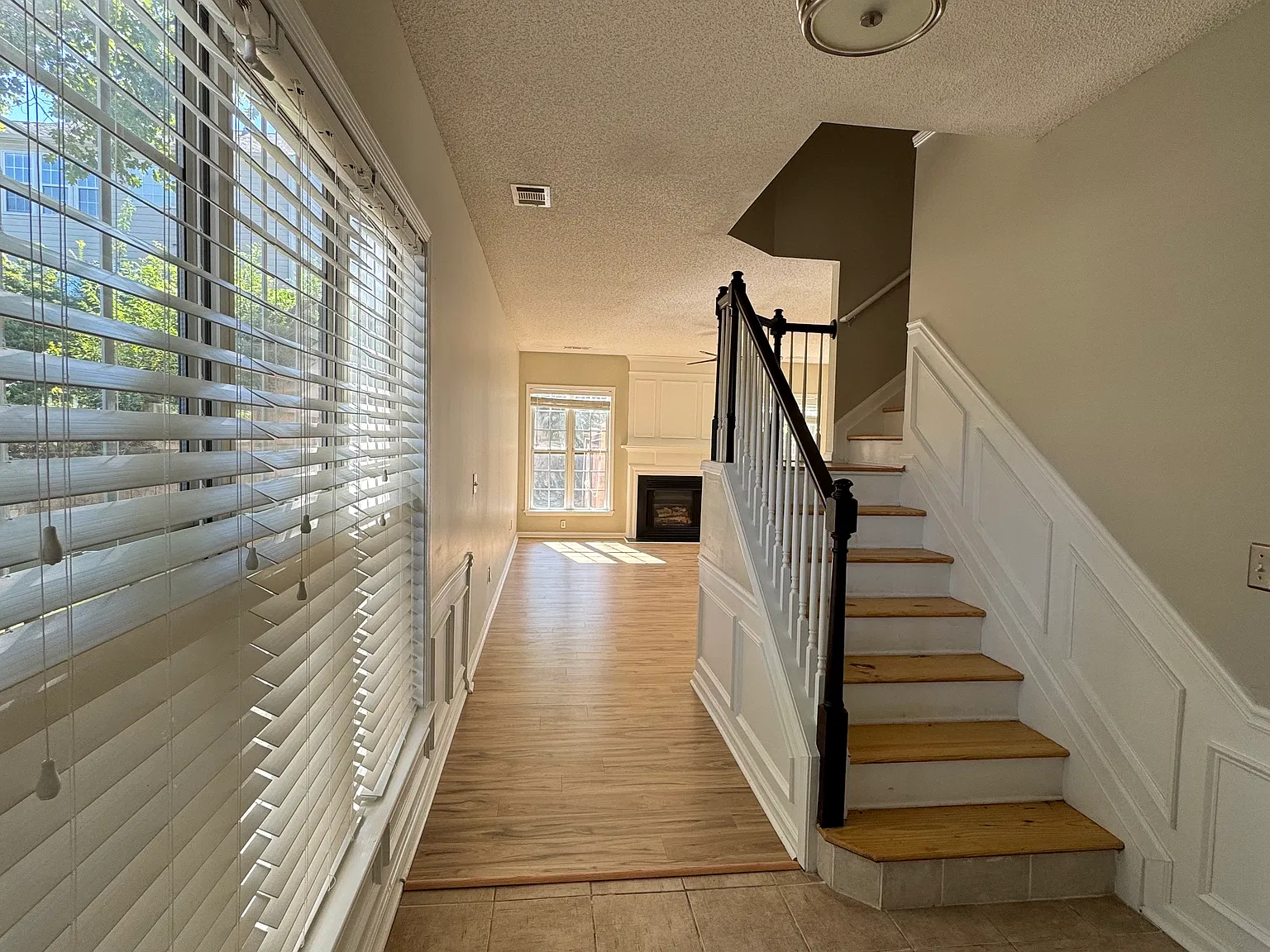 3 bed, 1908 sqft, $2,350 — Photo 2
