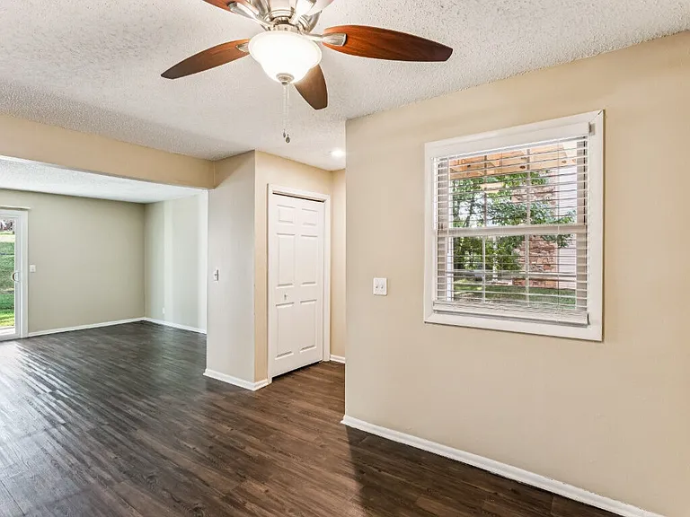 Ashford Place Apartments — Photo 11
