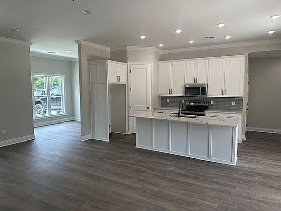 4th image of 773 Pinehurst Dr