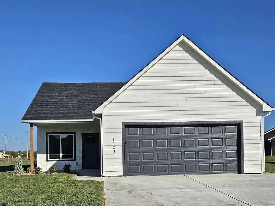 1521 N Garnet Ct